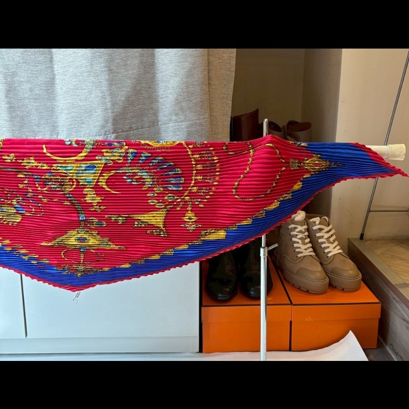 Hermes 紅底藍邊皺皺絲巾-5