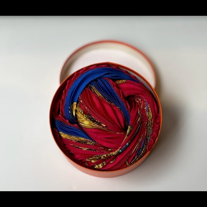 Hermes 紅底藍邊皺皺絲巾-6