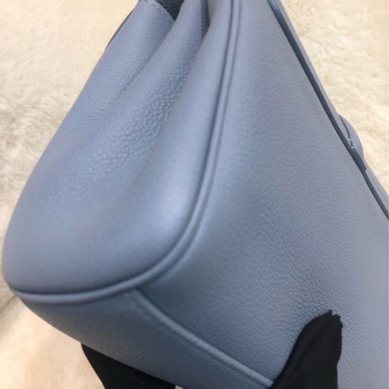 CELINE 灰藍色全皮斜孭袋 XB929-12