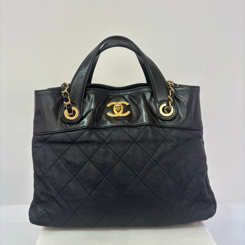 CHANEL黑小牛皮金釦 Matelasse 手提水桶包-0