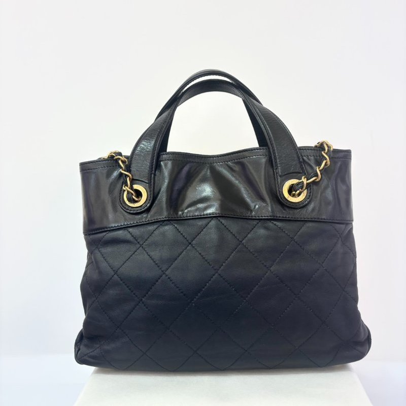 CHANEL黑小牛皮金釦 Matelasse 手提水桶包-1