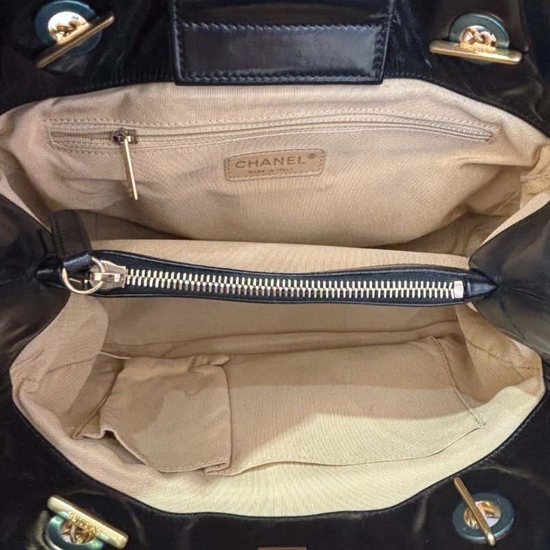 CHANEL黑小牛皮金釦 Matelasse 手提水桶包-4