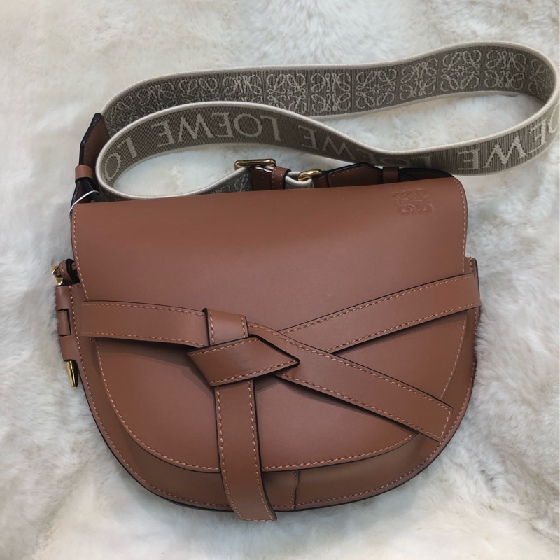 Loewe Gate 啡色拼米色提花布帶斜孭袋 XB930-0