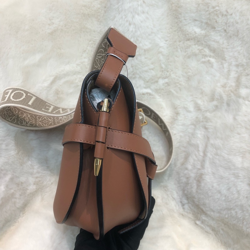 Loewe Gate 啡色拼米色提花布帶斜孭袋 XB930-2