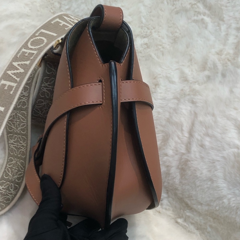 Loewe Gate 啡色拼米色提花布帶斜孭袋 XB930-3