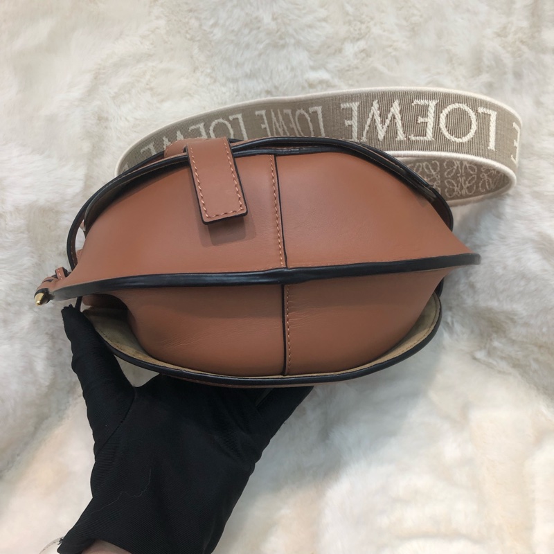 Loewe Gate 啡色拼米色提花布帶斜孭袋 XB930-4