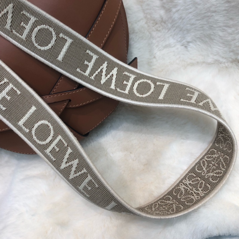 Loewe Gate 啡色拼米色提花布帶斜孭袋 XB930-6