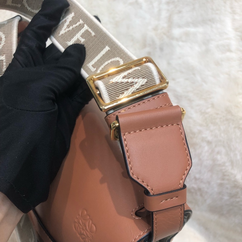 Loewe Gate 啡色拼米色提花布帶斜孭袋 XB930-9