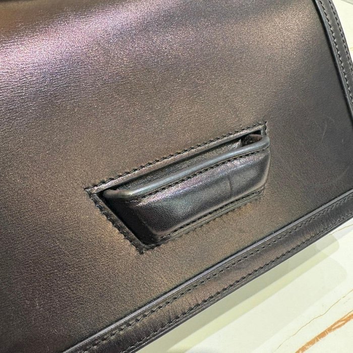 *SHIHNA名牌精品*LOEWE Barcelona 黑色中號 小牛皮金釦掀蓋斜背包-3