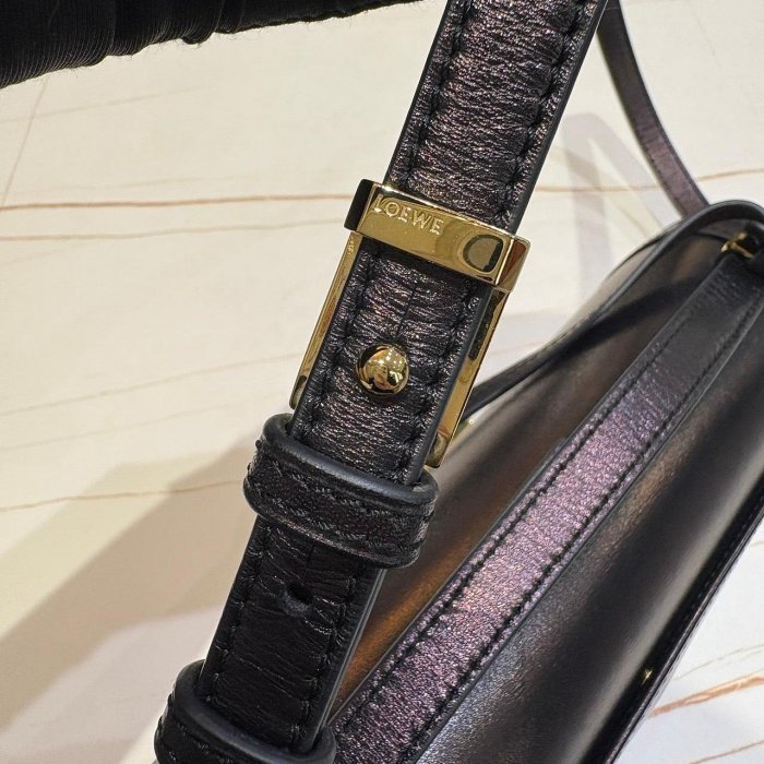 *SHIHNA名牌精品*LOEWE Barcelona 黑色中號 小牛皮金釦掀蓋斜背包-6