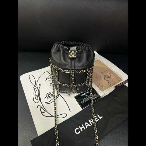 95新Chanel 黑金皮穿鍊水桶