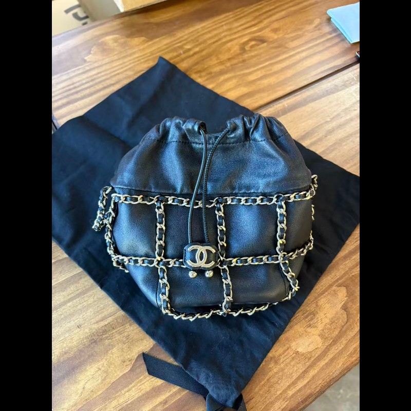 95新Chanel 黑金皮穿鍊水桶-2