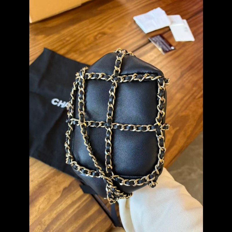 95新Chanel 黑金皮穿鍊水桶-4