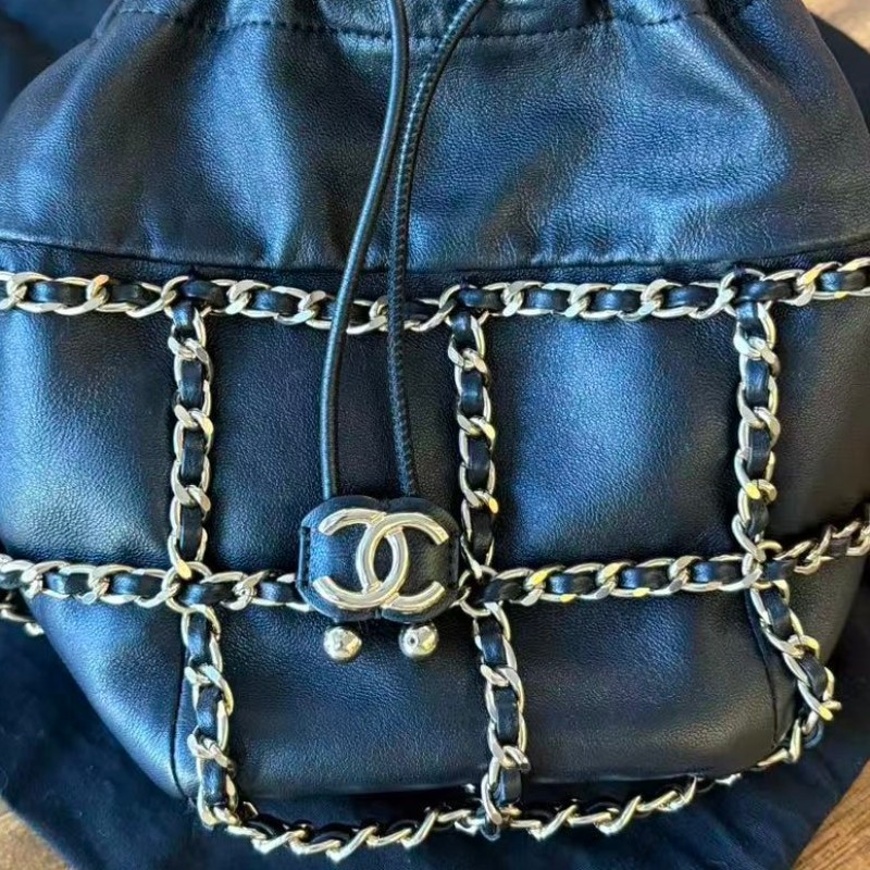 95新Chanel 黑金皮穿鍊水桶-12