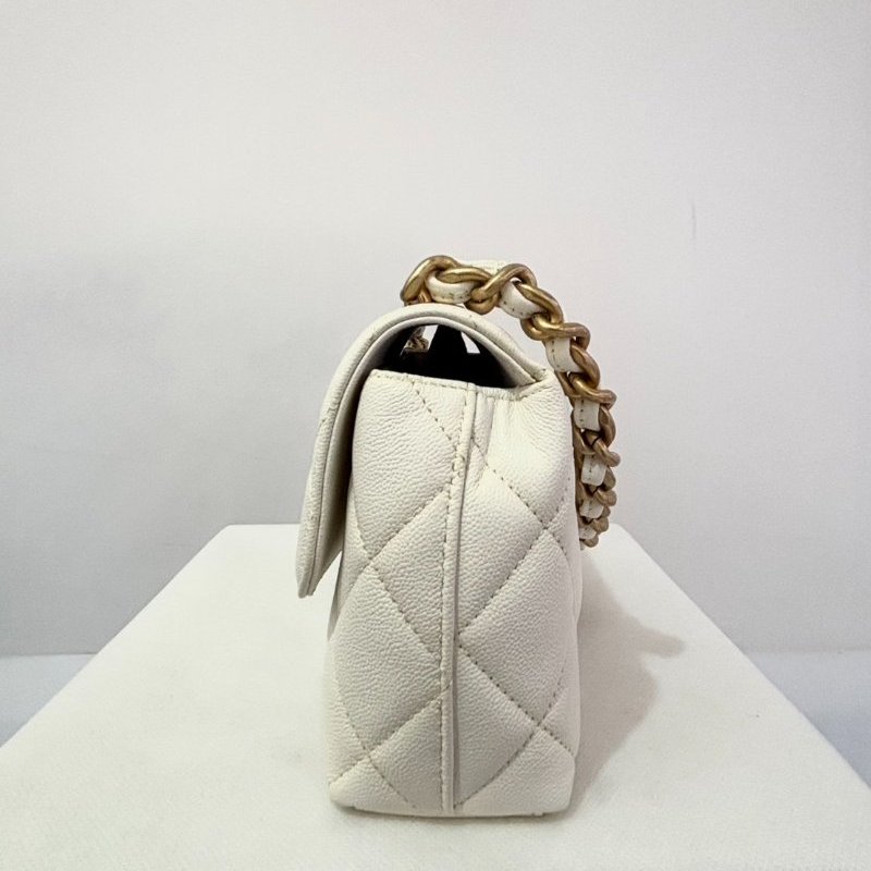 CHANEL白荔枝仿舊金釦口蓋斜背包20cm-2