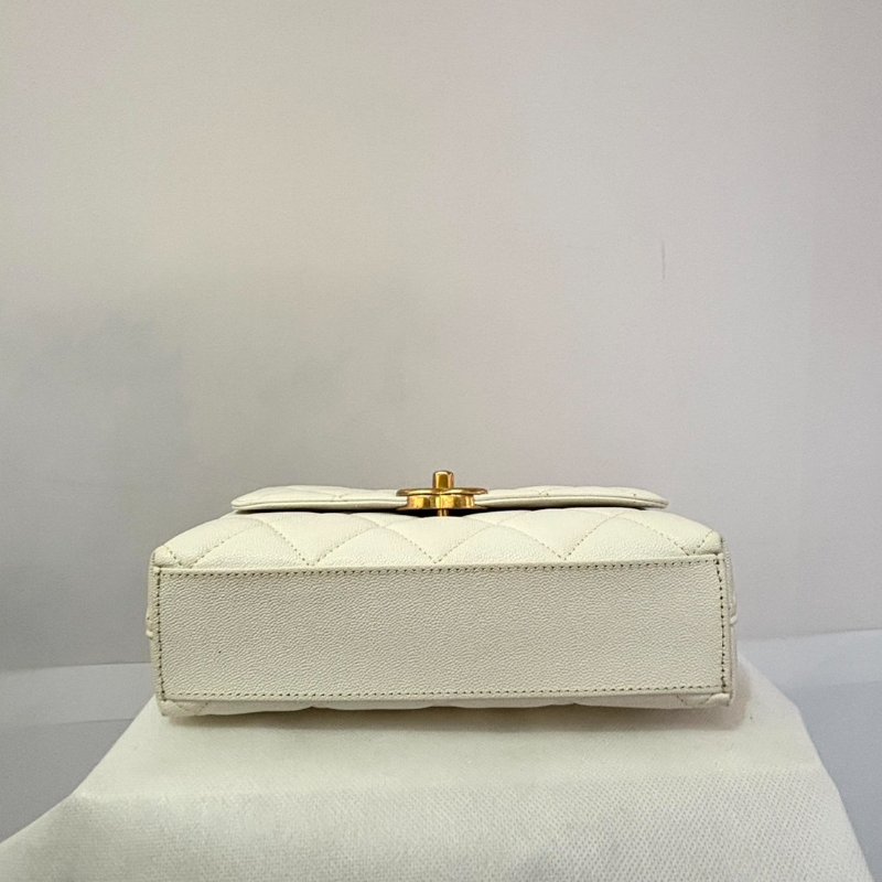 CHANEL白荔枝仿舊金釦口蓋斜背包20cm-6