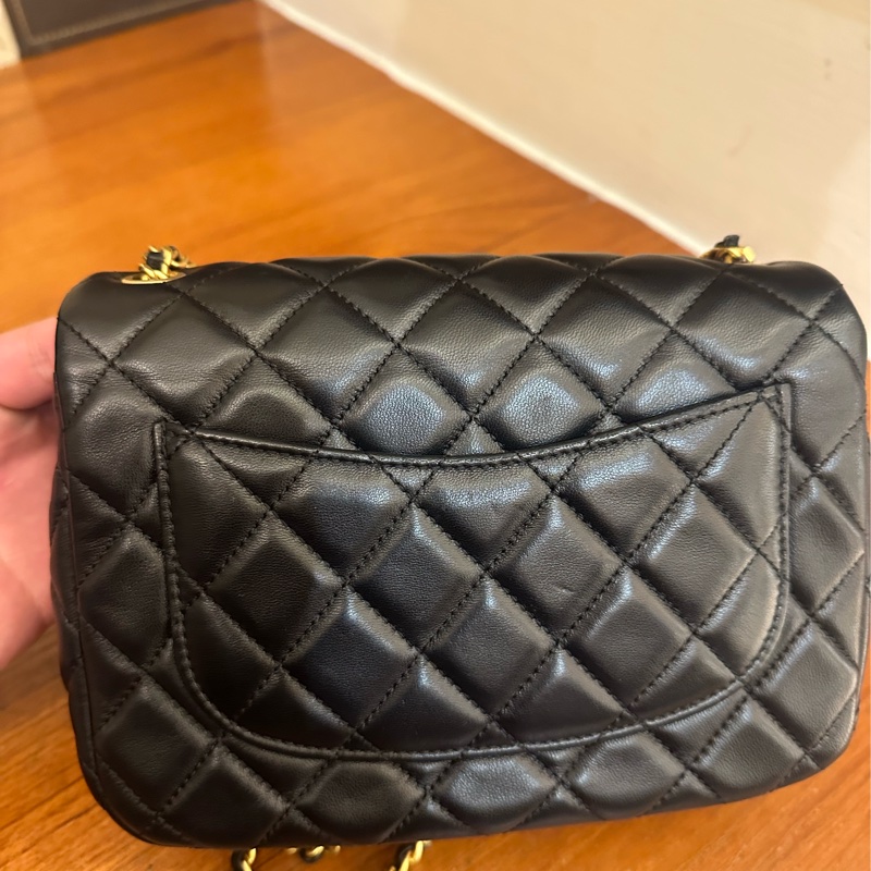 CHANEL 黑羊皮復古金愛心鏈包 不撞包-7