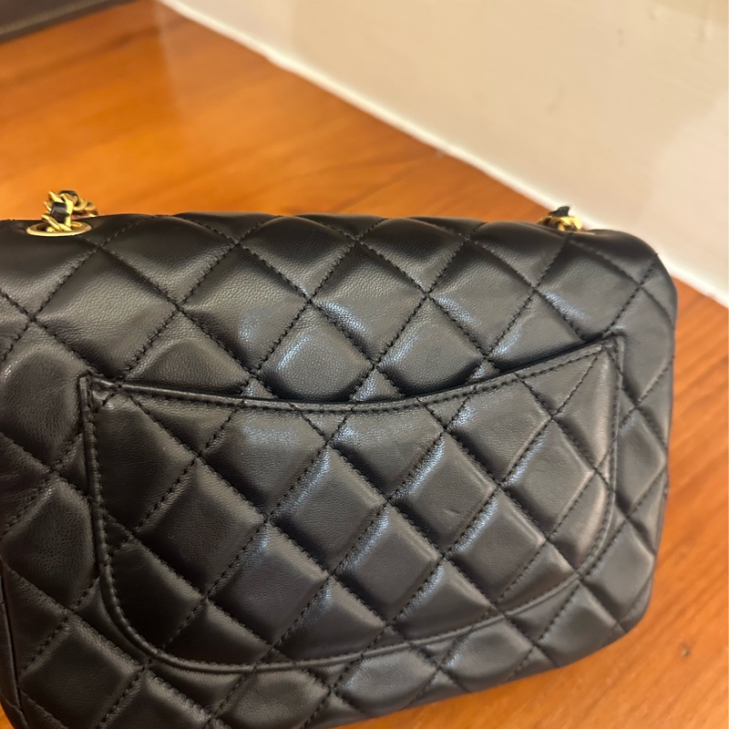 CHANEL 黑羊皮復古金愛心鏈包 不撞包-8