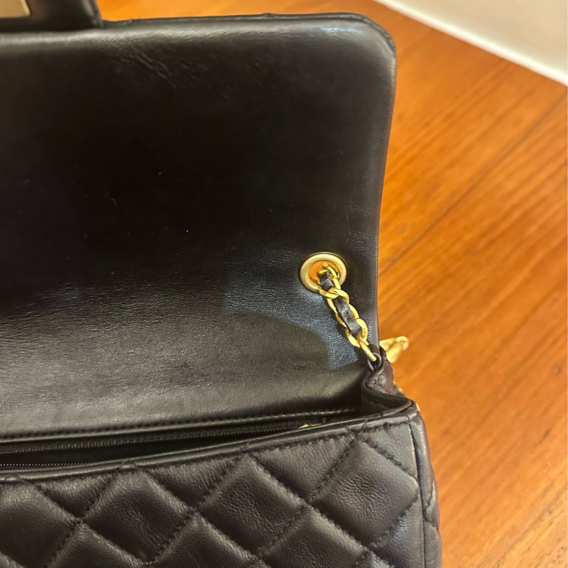 CHANEL 黑羊皮復古金愛心鏈包 不撞包-11