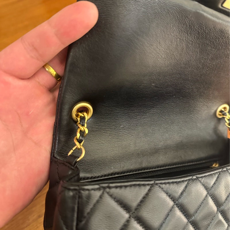 CHANEL 黑羊皮復古金愛心鏈包 不撞包-12