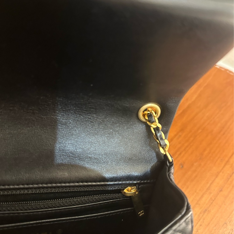 CHANEL 黑羊皮復古金愛心鏈包 不撞包-18