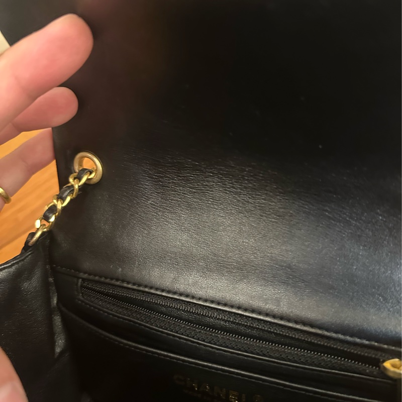 CHANEL 黑羊皮復古金愛心鏈包 不撞包-19