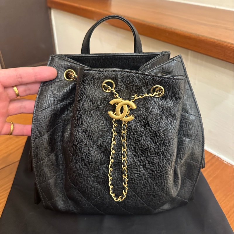 CHANEL 黑荔枝復古金雙C束口後背包 25系列唷-0