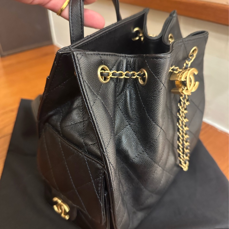 CHANEL 黑荔枝復古金雙C束口後背包 25系列唷-2