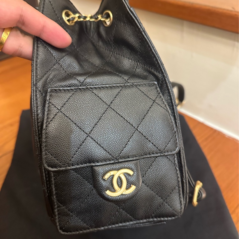 CHANEL 黑荔枝復古金雙C束口後背包 25系列唷-6