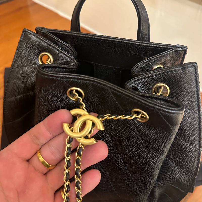 CHANEL 黑荔枝復古金雙C束口後背包 25系列唷-8