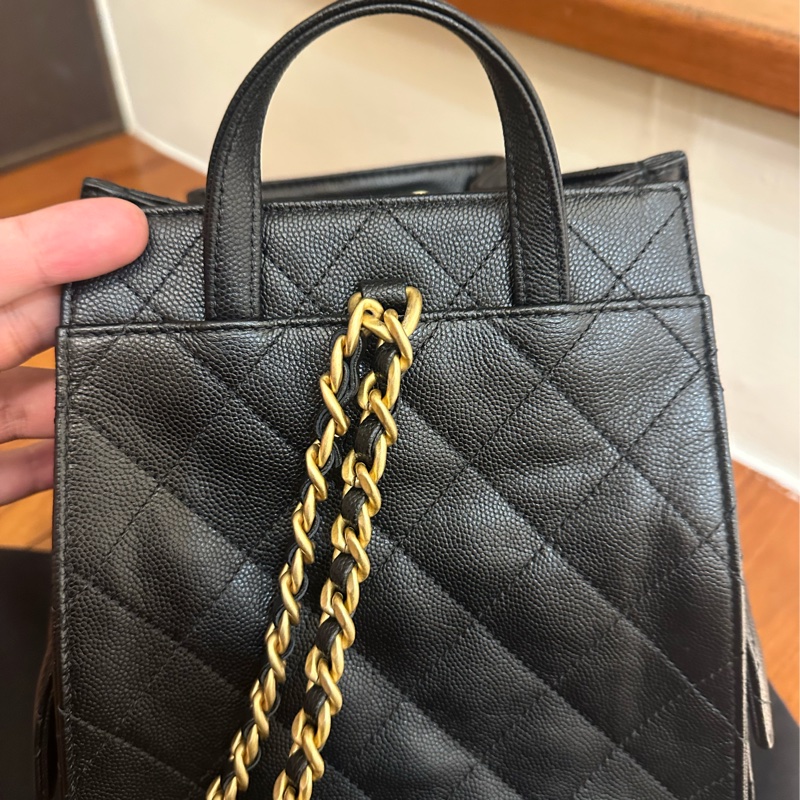 CHANEL 黑荔枝復古金雙C束口後背包 25系列唷-10