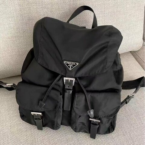 Prada 黑色雙肩包 尺寸30*16*38 99新