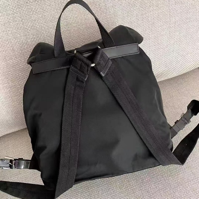 Prada 黑色雙肩包 尺寸30*16*38 99新-4