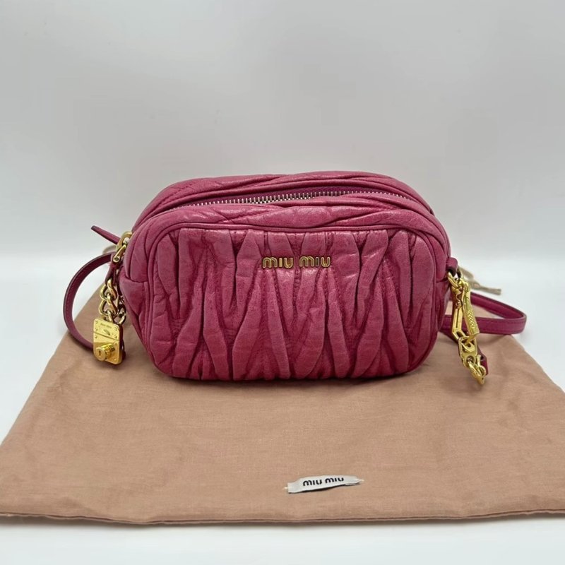 MIUMIU 金扣褶皺拉鍊手拿肩背16*11*6 98新配件塵袋-0