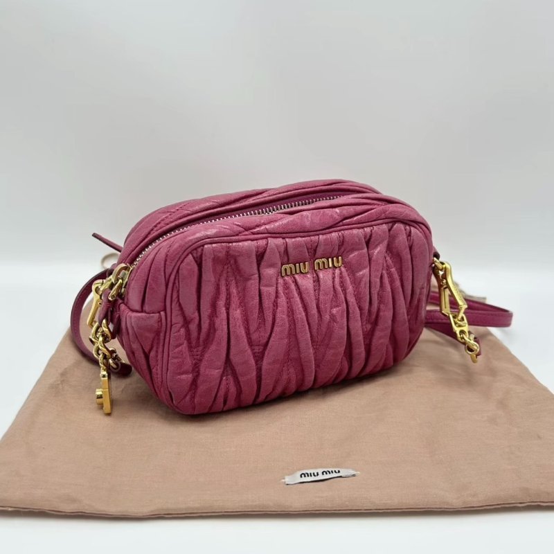 MIUMIU 金扣褶皺拉鍊手拿肩背16*11*6 98新配件塵袋-1