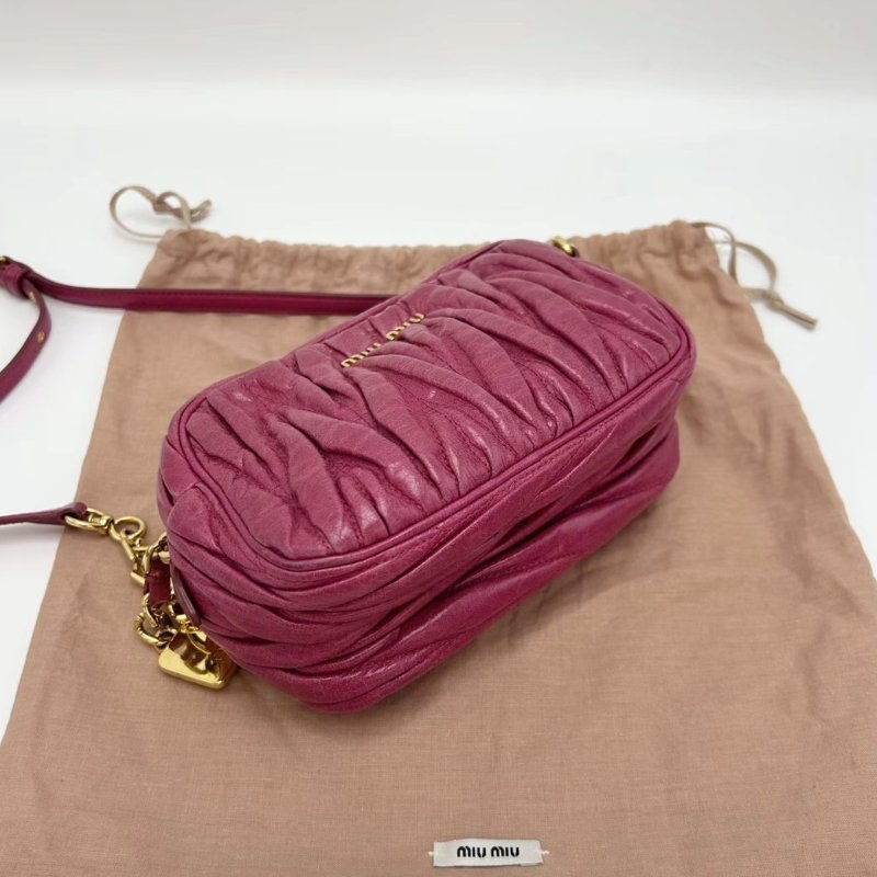 MIUMIU 金扣褶皺拉鍊手拿肩背16*11*6 98新配件塵袋-2