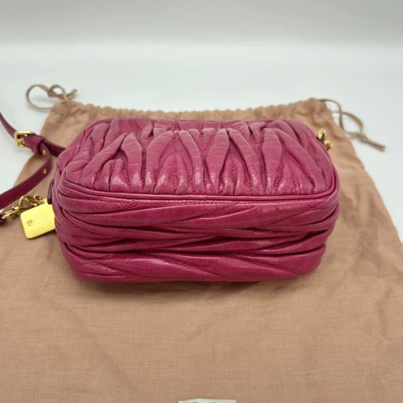 MIUMIU 金扣褶皺拉鍊手拿肩背16*11*6 98新配件塵袋-3