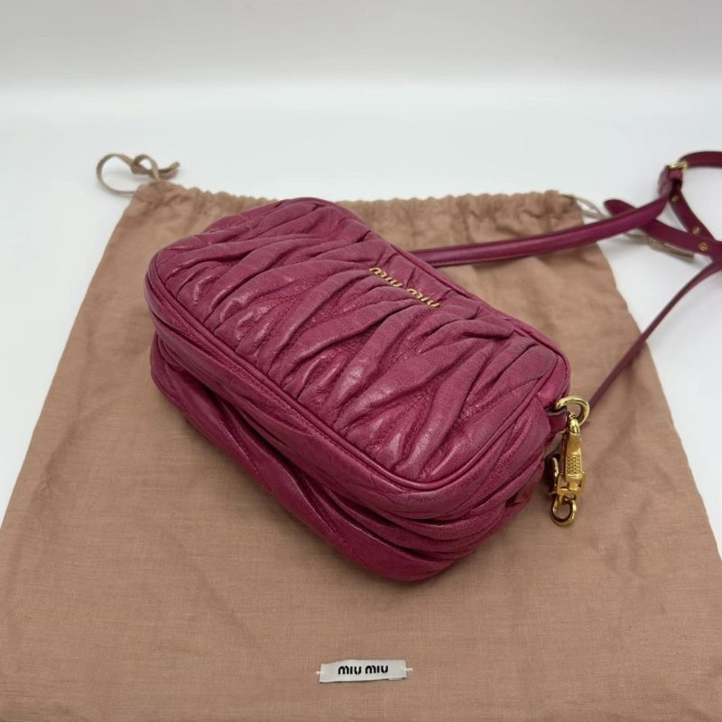 MIUMIU 金扣褶皺拉鍊手拿肩背16*11*6 98新配件塵袋-4