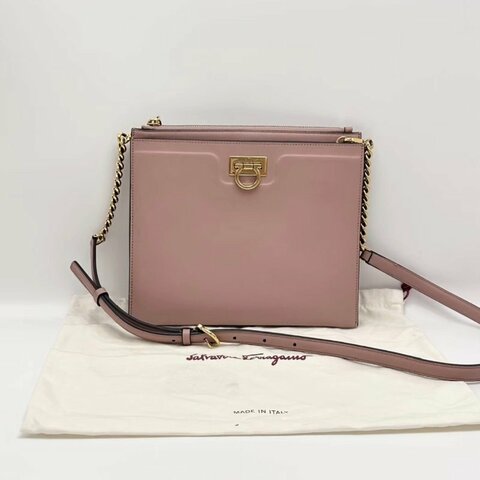 FERRAGAMO 裸粉色金扣鏈條肩背斜背包24*20*4 98新配件塵袋