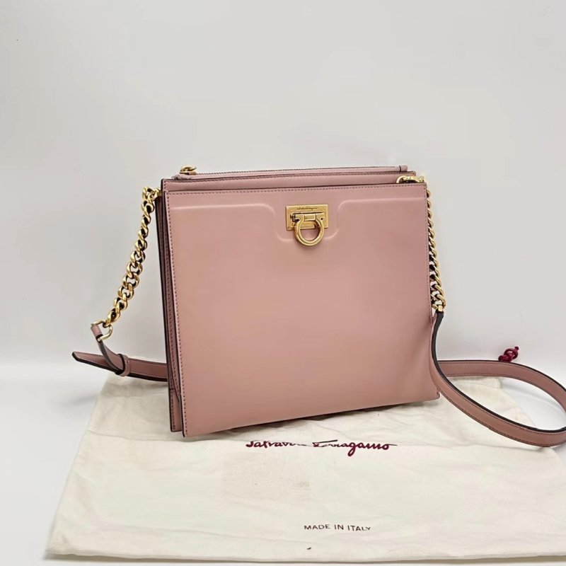 FERRAGAMO 裸粉色金扣鏈條肩背斜背包24*20*4 98新配件塵袋-1