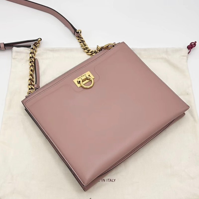 FERRAGAMO 裸粉色金扣鏈條肩背斜背包24*20*4 98新配件塵袋-2