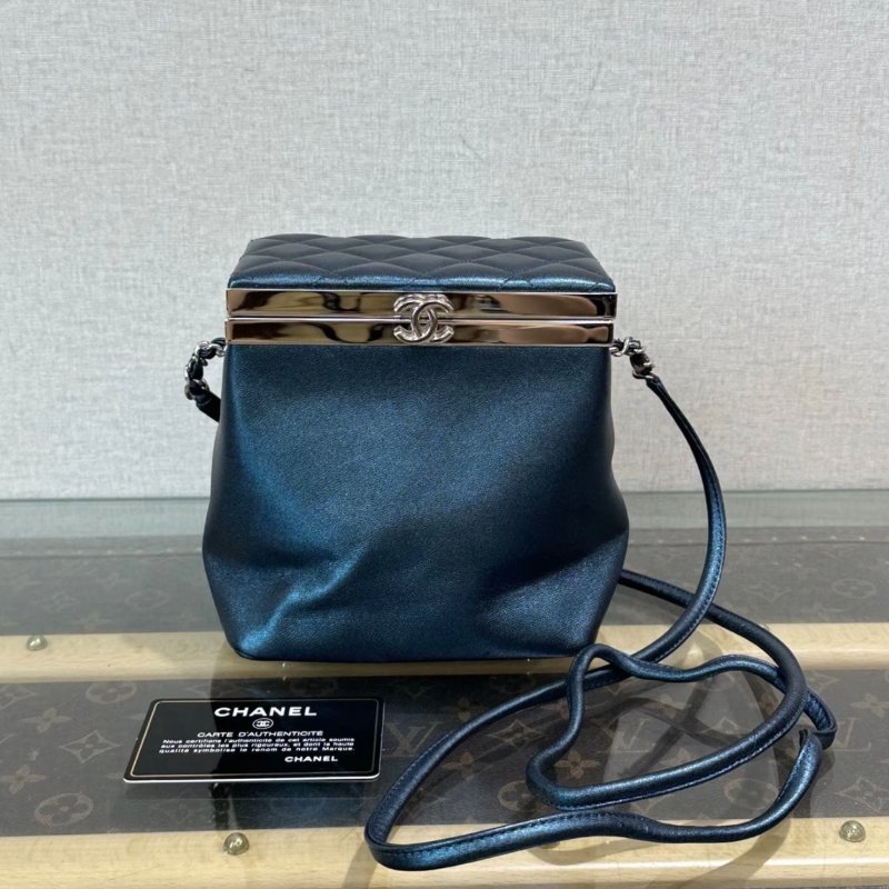 CHANEL 藍色珠光銀扣秀款化妝盒子包14*15.5*9 98新配件保卡-0