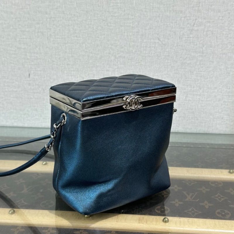 CHANEL 藍色珠光銀扣秀款化妝盒子包14*15.5*9 98新配件保卡-1