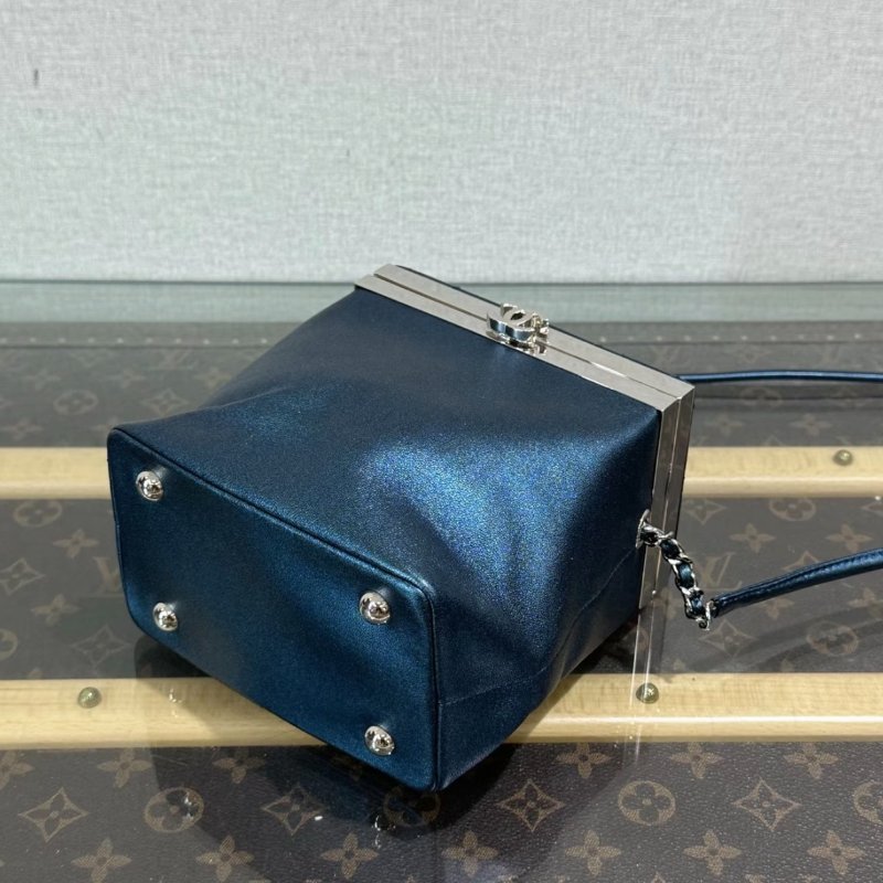 CHANEL 藍色珠光銀扣秀款化妝盒子包14*15.5*9 98新配件保卡-2