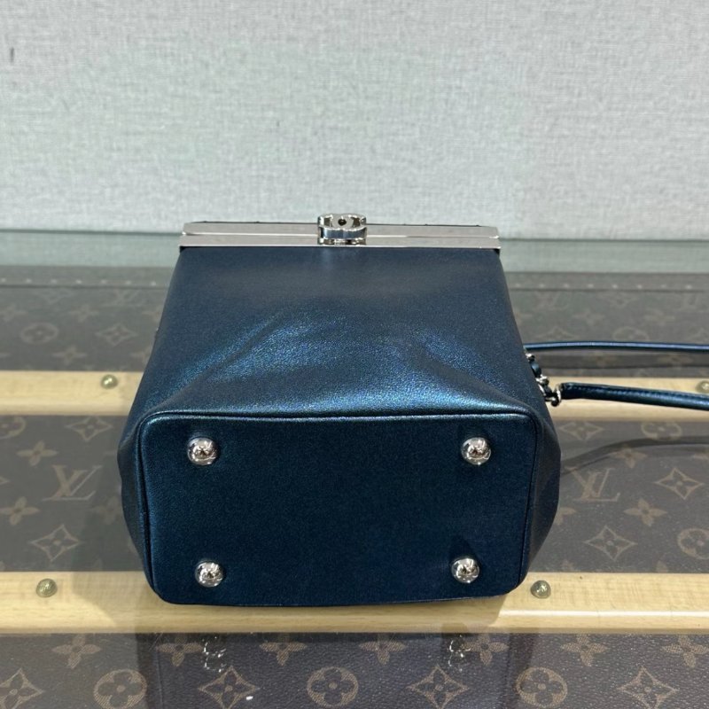 CHANEL 藍色珠光銀扣秀款化妝盒子包14*15.5*9 98新配件保卡-3