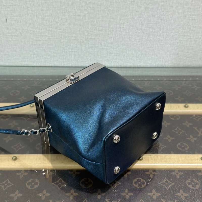 CHANEL 藍色珠光銀扣秀款化妝盒子包14*15.5*9 98新配件保卡-4