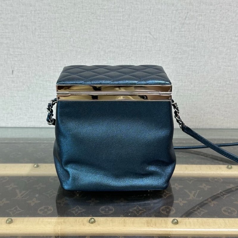 CHANEL 藍色珠光銀扣秀款化妝盒子包14*15.5*9 98新配件保卡-5