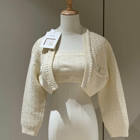CHANEL 米白色短款束腰針織上衣套裝38碼 衣長34 胸圍45 肩寬43全新閒置配件鈕扣吊牌