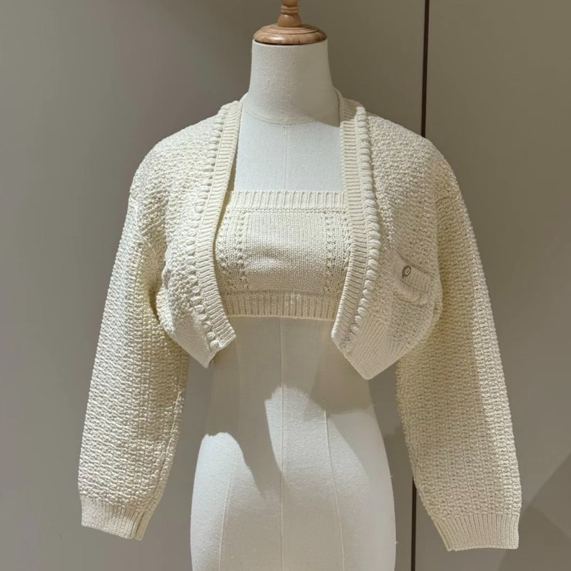 CHANEL 米白色短款束腰針織上衣套裝38碼 衣長34 胸圍45 肩寬43全新閒置配件鈕扣吊牌-4