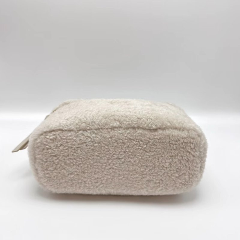 MIUMIU 金標LOGO拉鍊泰迪盒子包 19*11.5*8 全新閒置配件塵袋-3